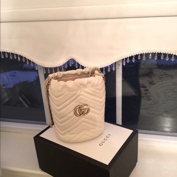 Gucci Handbags - Cream Gucci purse